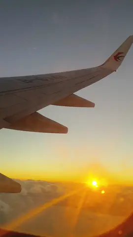 Tặng China Eastern Airlines 9 điểm vì mở đường bay thẳng Hà Nội - Vũ Hán 🌹 Trừ 1 điểm vì chỉ bay ban đêm, nhưng cũng nhờ đó mà tui bay chuyến trung chuyển ở Kunming được ngắm hoàng hôn đẹp tuyệt vờiii #chinaeasternairlines #中国東方航空 #travel #maybay #trending #viral 