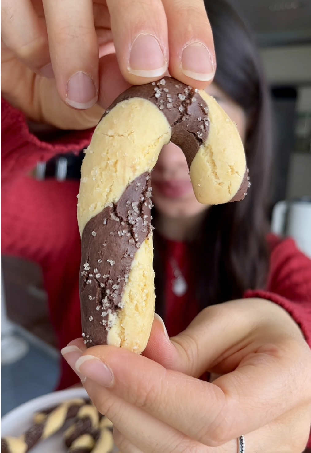 Biscotti candycane 🤎🤍 Questi sono uno tira l’altro, perfetti per l’inzuppo. Croccanti fuori, morbidi dentro e vi giuro facilissimi da realizzare. Ingredienti:  250g farina 2 uova 80g zucchero 50ml olio di semi 1 cucchiaino di lievito per dolci  1 pizzico di sale Per la parte al cacao: 15g cacao + 20ml bevanda vegetale  Procedimento: In una ciotola rompi le uova, aggiungi lo zucchero e mescola bene. Poi olio, un pizzico di sale, farina e lievito per dolci. Impasta prima con un cucchiaio e poi a mano e dividi l’impasto a metà. In una parte aggiungi del cacao (se necessario anche 20ml di bevanda vegetale). Una volta ottenuti i due impasti ricava dei filoncini, arrotolali in questo modo e dai la forma che preferisci. Disponi su una teglia, spennella con bevanda vegetale e aggiungi dello zucchero in superficie. Cuoci poi in forno per 15 min. a 180° ed eccoli pronti. Provateli assolutamente e fatemi sapere! #natale #christmas #candycane #biscuit #cookies #biscotti #cioccolato #chocolate #christmasrecipe 