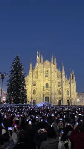 L’accensione dell’albero di Natale 2024 in piazza Duomo a Milano. #milano #milanoamore #italy #italia #alberodinatale #christmas #christmas2024 #natale ##natale2024 #duomodimilano #duomomilano #piazzaduomomilano 