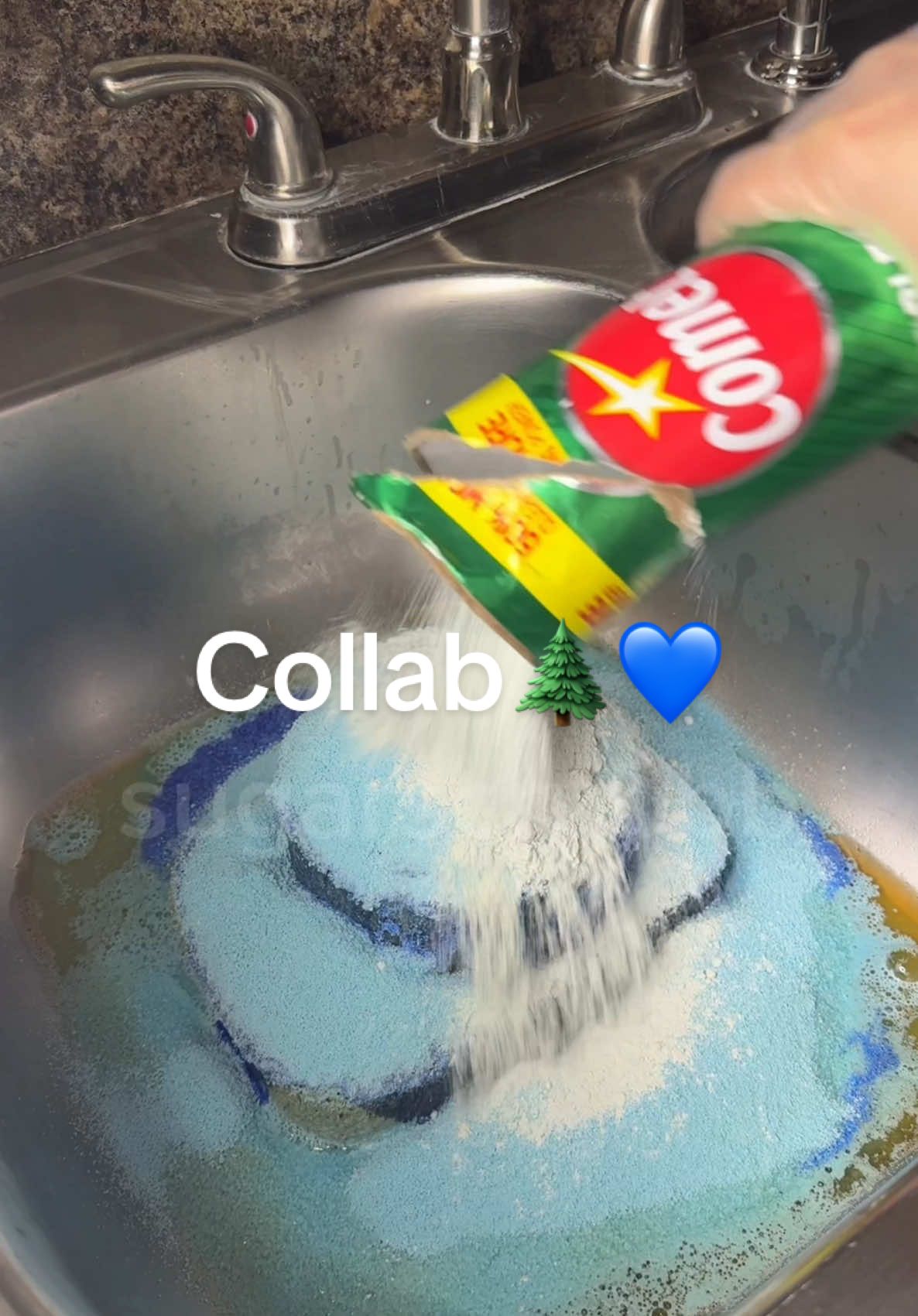 A blue christmas collab with my bffs @Sudsy Anny 💚 @🫧🍪Sponger🍪🫧 we chose blue & pine 🌲💙 (yes I only had one pine product its ok jaja) love yall queens 💓💗💖💘💝💞 & go watch their vids too pls n thx  #spongesqeezingasmr #CleanTok #asmr #asmrspongesqueezer #spongesqeeze #asmrspongesqueezing 