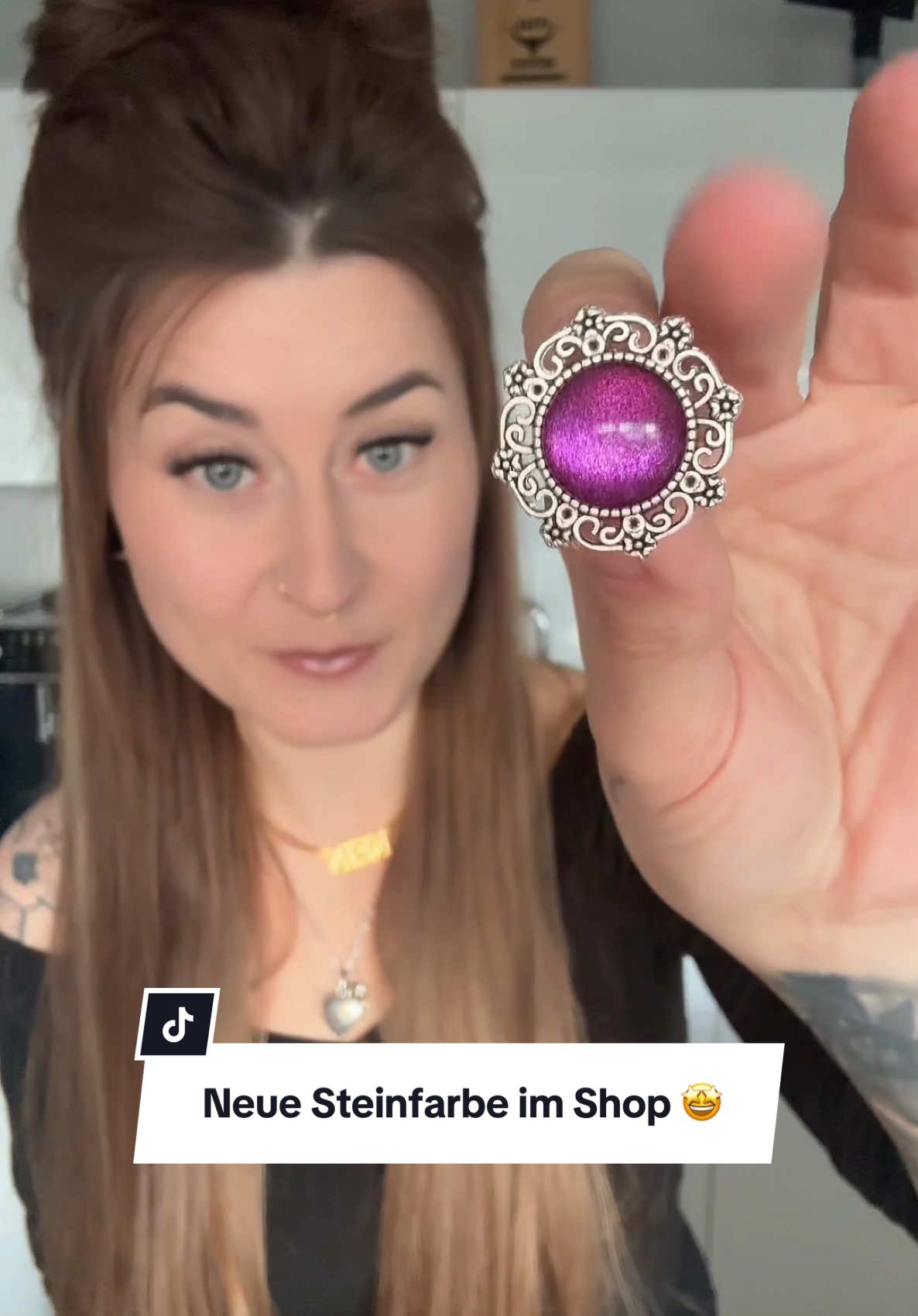 Bin eigentlich gar nicht so der Fan von knalligen Farben, aber die sieht so schön aus 🥰 #plugs #tunnels #strechedears #piercinggirl #bodypiercing #piercinglovers #schmuck #handmadejewelry 