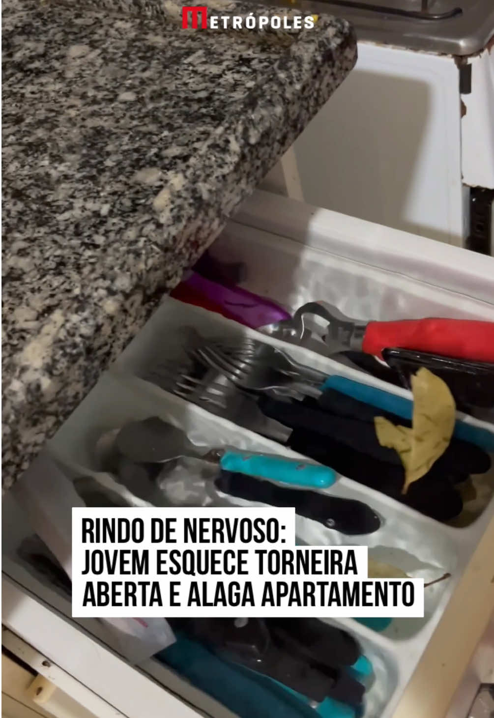 Um vídeo que circula nas redes sociais registrou o resultado de uma #torneira esquecida aberta na #cozinha de um apartamento. Ao chegarem em casa, dois irmãos perceberam que a #água tomou conta do cômodo. Apesar da situação, a dupla reagiu com risos diante da cena.  “Será que fui eu que deixei a pia aberta?”, pergunta o irmão. “Ah, será? Pergunta a irmã, em tom irônico. Eu tô em desespero”, fala a irmã do jovem, enquanto ri da situação.  Nos comentários do post original, os internautas escreveram: “O meu iria embora de casa só pra não ver a reação da nossa mãe”, disse um usuário do Instagram. “Se eu deixasse meus pensamentos intrusivos vencerem”, contou outro internauta. #tiktoknotícias 📽️ @mabiaantoni_  | @myhoodbr