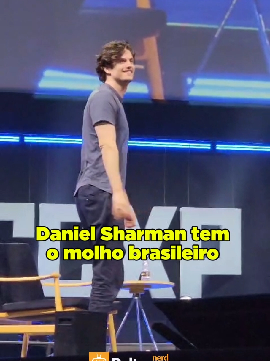 ✨ Daniel Sharman mostrando que é craque dentro e fora das telas! Durante o painel de hoje na @ccxpoficial, o ator não só conquistou a galera com sua simpatia, mas também surpreendeu com suas habilidades em embaixadinhas! 🌟⚽ Parece que o Brasil já conquistou seu coração — e ele o nosso! 💚💛 #DanielSharman #CCXP2024 #PoltronaNerd