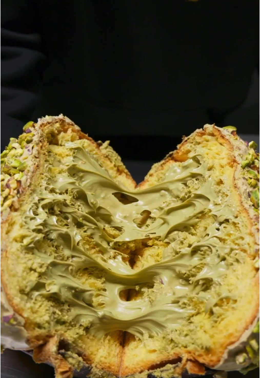 ✨ Scopri il nostro Panettone Artigianale al Pistacchio Super Farcito ! 💚⭐️ Con 500g di crema spalmabile al pistacchio 💣, ricoperto di cioccolato al pistacchio e decorato con una pioggia di pistacchi salati! 🤤 Una vera bomba di golosità per festeggiare il tuo Natale! 🎄 Non perdere l’occasione, ordina ora! 🎁💚 visita il sito www.misterfoodie.it  #Panettone #Pistacchio #DolciDiNatale #misterfoodie #sicily #sinagra #panettoneartigianale #panettonealpistacchio #pistachio #pistacchissimo #pistacchiolovers #pistachos #nebrodi #foodporn #foodblogger #viral_video #foruyou #perte #perteeee #tiktok #cibo #pandoroferragni #verde #ricetta #cucinaitaliana 