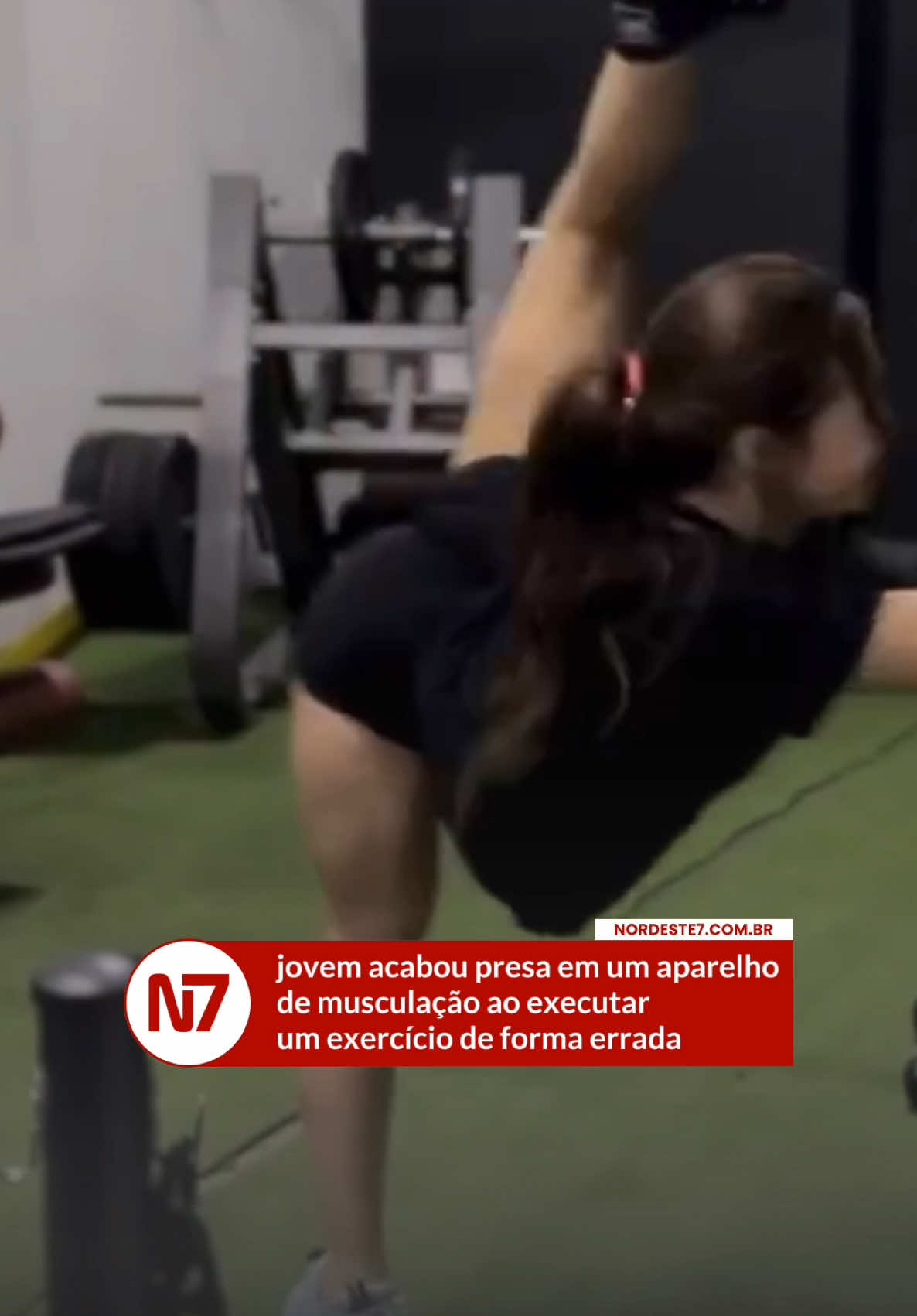 ⚠️ O cuidado na academia deve ser prioridade! Um vídeo viralizou mostrando uma jovem que, ao executar um exercício de forma incorreta, acabou presa em um aparelho de musculação. Apesar de ter gerado risadas, o incidente poderia ter causado uma lesão grave. 👉 Lembre-se: sempre busque a orientação de um profissional ao praticar exercícios físicos. A segurança vem sempre em primeiro lugar! #SegurançaNaAcademia #Saúde #Musculação #OrientaçãoProfissional #ExercícioResponsável #ItatiaiaOficial #CuidadosComATreino #FiquePorDentro #EducaçãoFísica #BemEstar