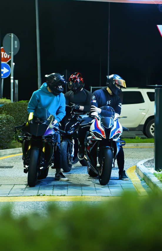 HUNGRY BOYS🤭 #yamaha #yamahar1m #r1m #bmw #s1000rr #quality #night #moto #motorcycle #motorbike #hungry #boys #bike #biker #bikersoftiktok #viral #fyp #neiperteee 