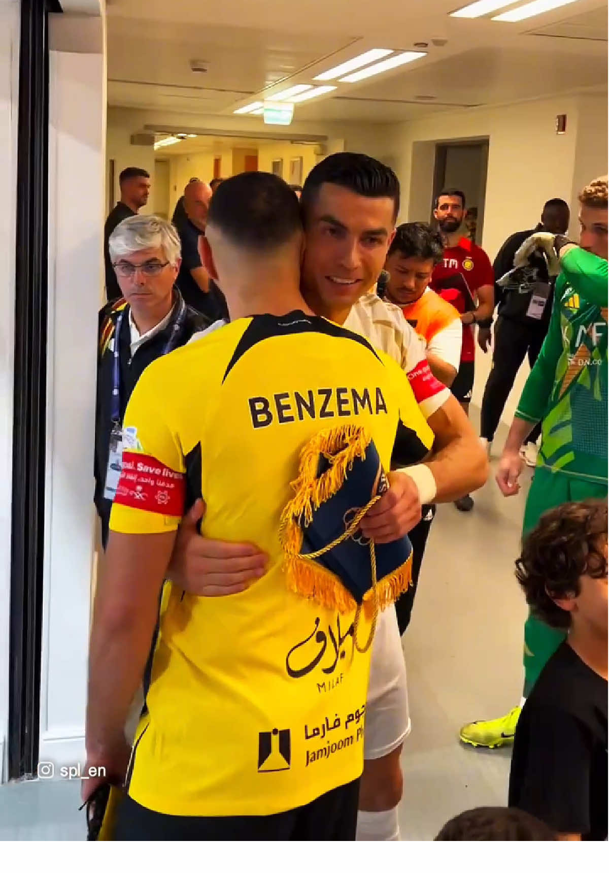 #SaudiLeague – When old teammates reunite. 🤜🏻🤛🏻 Karim Benzema’s Al Ittihad is currently taking on Cristiano Ronaldo’s Al Nassr. Watch#ITTNAS LIVE on #SPOTVNOW! #SPOTVSEA #SportsOnTikTok #RealMadrid #footballtiktok #Cr7 