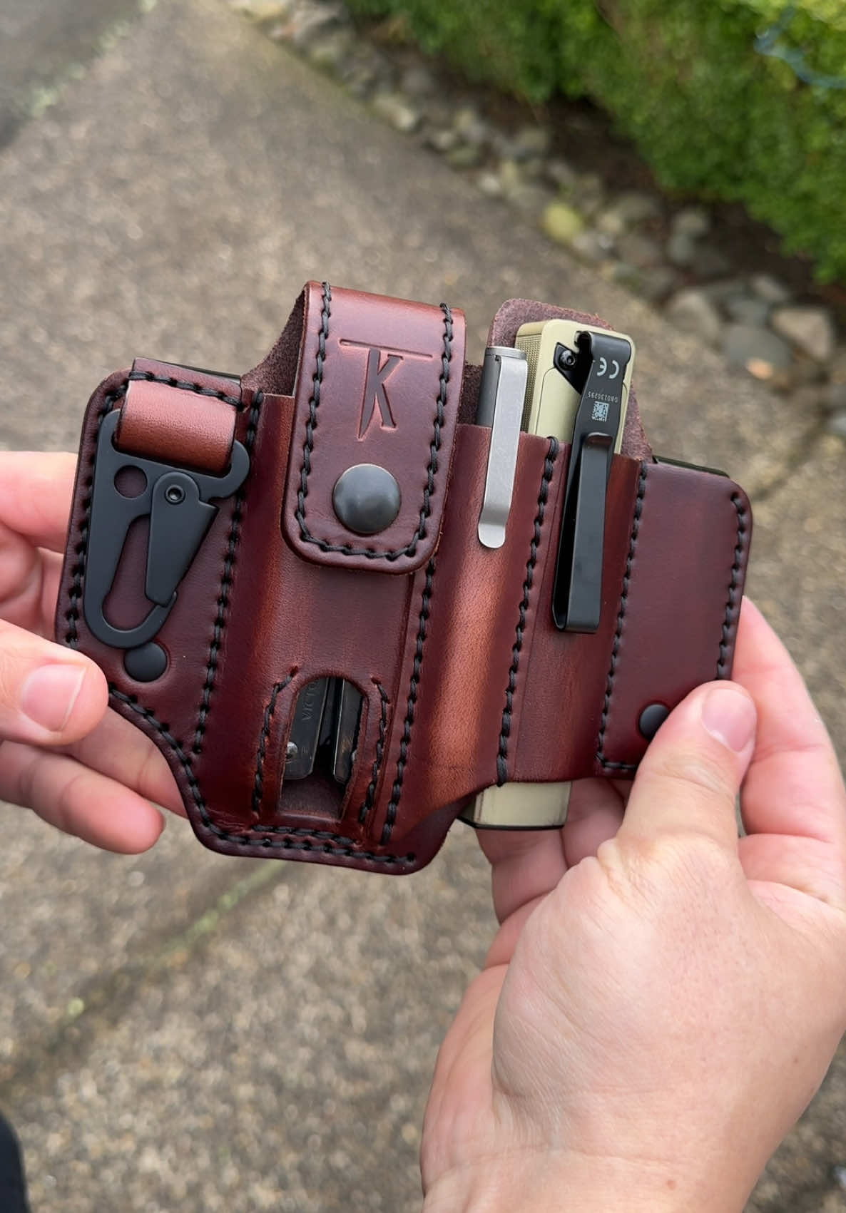 A quick on off solution for a fast carry. Load up your handmade leather sheath double clip - quality crafted tool belt organizers for your everyday life. The Arkfeld flashlights fit great in our XL light options.  Shop right or left side options at www.taleofknives.com #toolsofthetrade #organizer #worktruck #truckerlife #18wheeler #peterbilt #truckersoftiktok #belts #snapon #mechanictok