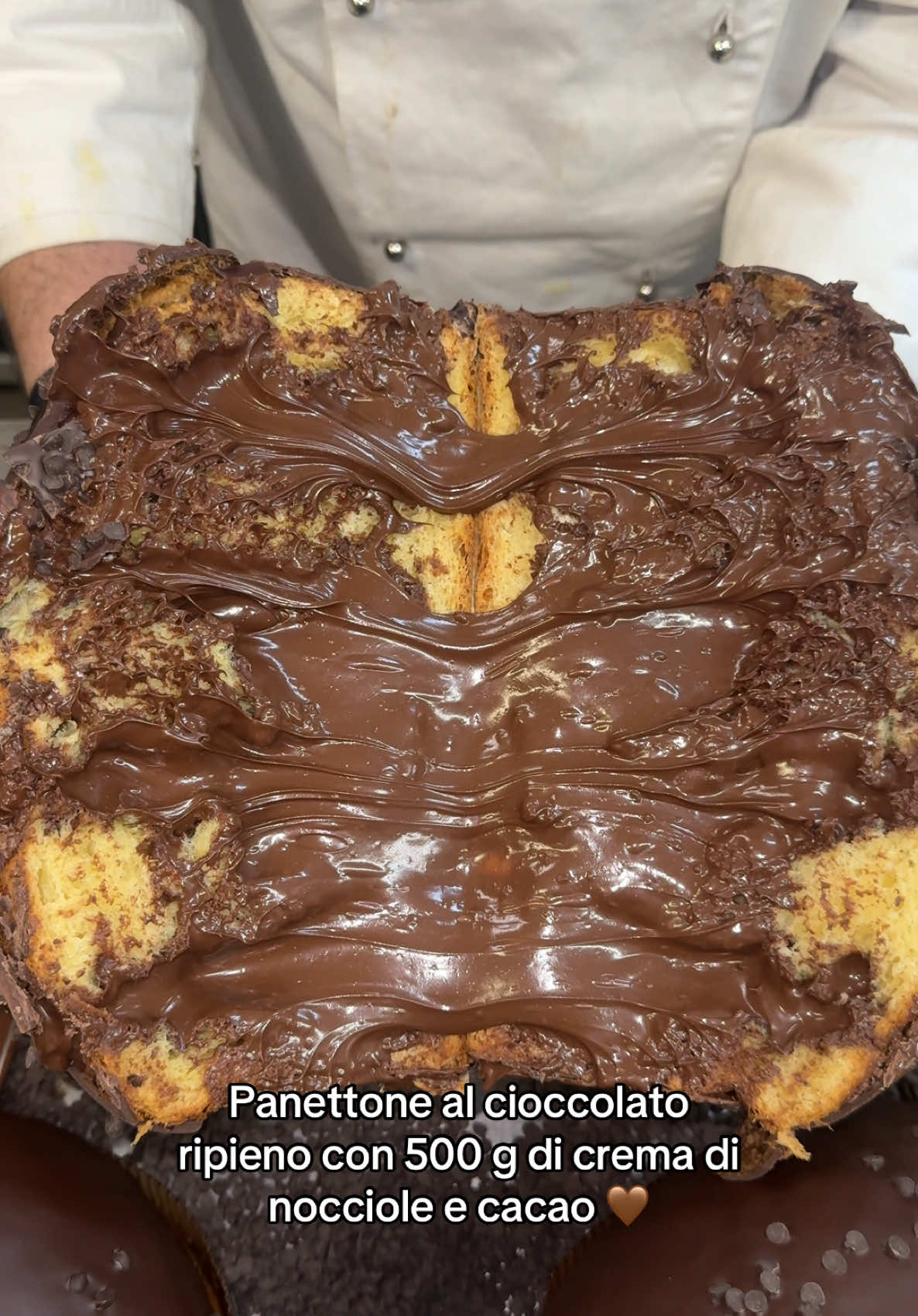 Panettone al cioccolato sul sito www.lacompagniadeldolcesiciliano.it ✨ Troverete all’interno della scatola un panettone con lievito madre da 1.2 Kg ed una Sac à Poche con 500 g di crema di nocciole e cacao per farcire a piacere il vostro panettone 🤩