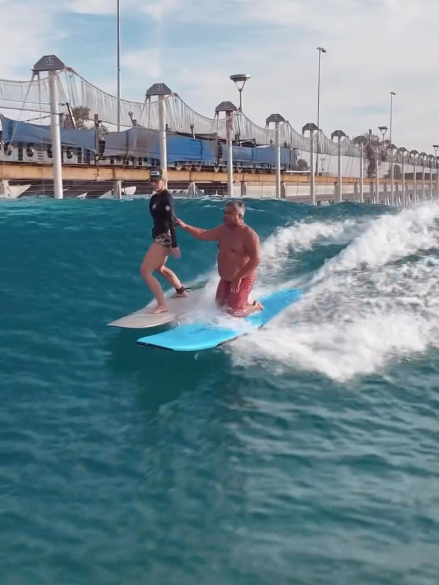 Teaching @dojacat how to surf 🏄🏻‍♀️ . 🎥 @raimanaworld  #Surfing #DojaCat #Sports