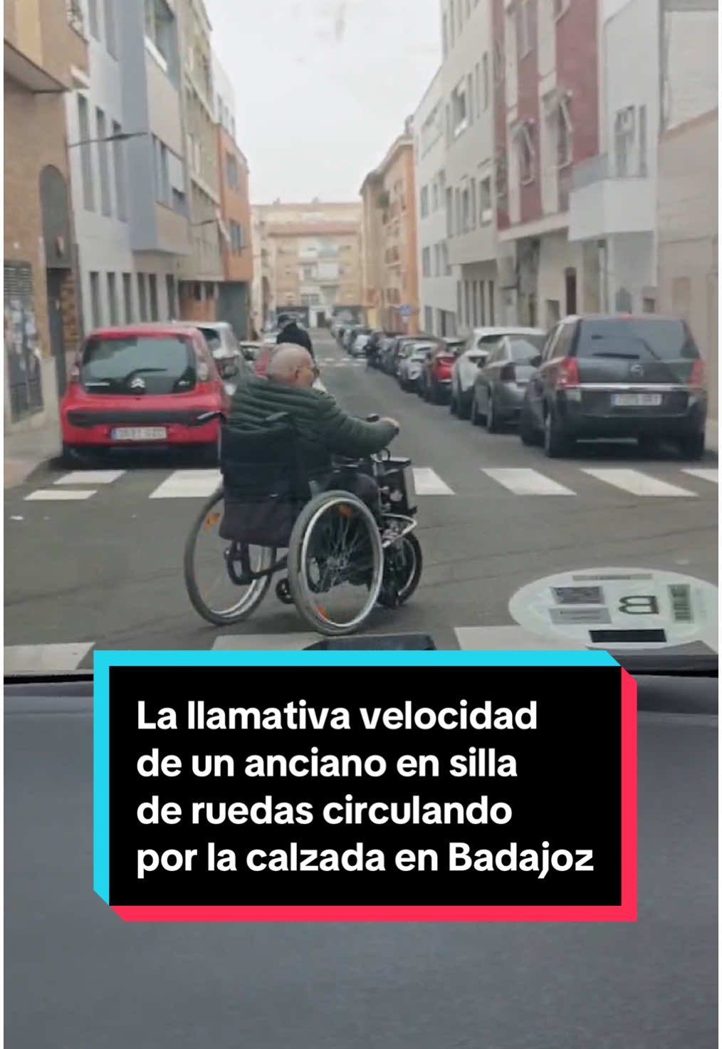 🦽 Un anciano de Badajoz se ha viralizado en las redes por la sorprendente velocidad a la que se desplaza en su silla de ruedas por la calzada.    👉 