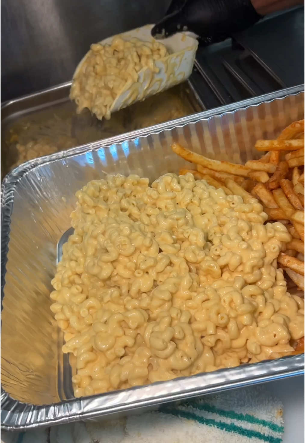 Lets all just stop what we’re doing for a moment and watch the HALF FRIES HALF MAC HOT CHICKEN FAMILY PLATTER being made from @Fluffieshotchicken in New Jersey & NYC. 😍🍗🍟🧀 #DEVOURPOWER #fyp #foryou #foodtiktok #fluffieshotchicken #foodies #foodblog #friedchicken #macncheese #macandcheese #newjersey #asmr #asmrfood #comfortfood 