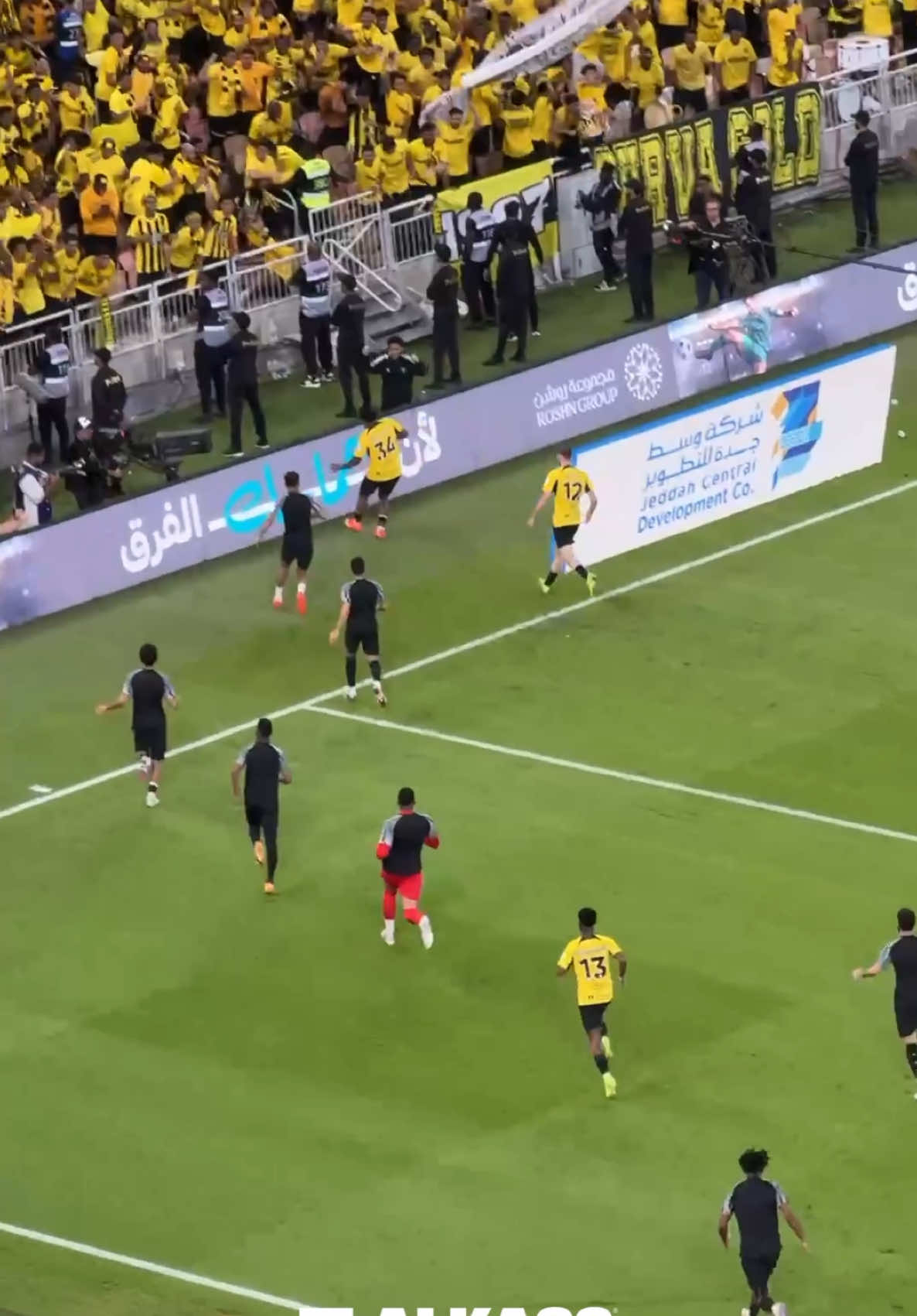 شوف | من المدرجات.. فرحة جماهير #الاتحاد بهدف #بيرجوين 2-1 في مرمى #النصر  #الاتحاد_النصر #قنوات_الكاس #منصة_شوف  #دوري_روشن_السعودي #اتحادي #نصراوي  #spl #rsl #sportsontiktok 