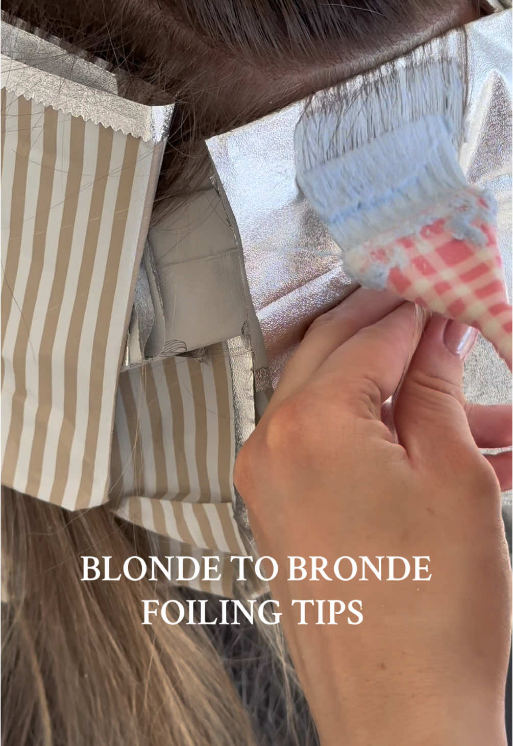 foiling tips 🫶🏼🫶🏼#hairstylistsoftiktok #hairstylists #salonsuite #cosmetologystudent #cosmetologyschool #oldmoneyblonde #lowlights #redkenshadeseq #foiling 