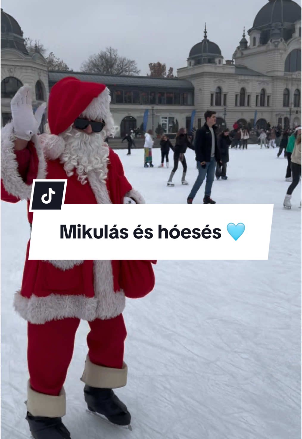 Mikulás és hóesés 🎅🏼❄️💙❤️  #varosligetimujegpalya #városligetiműjégpálya #cityparkicerink #iceskatingtiktok #budapesthungary #korcsolyázás #mikulás #santa #santaclaus #santaclausiscomingtotown #beautiful #foryou #nekedbe 