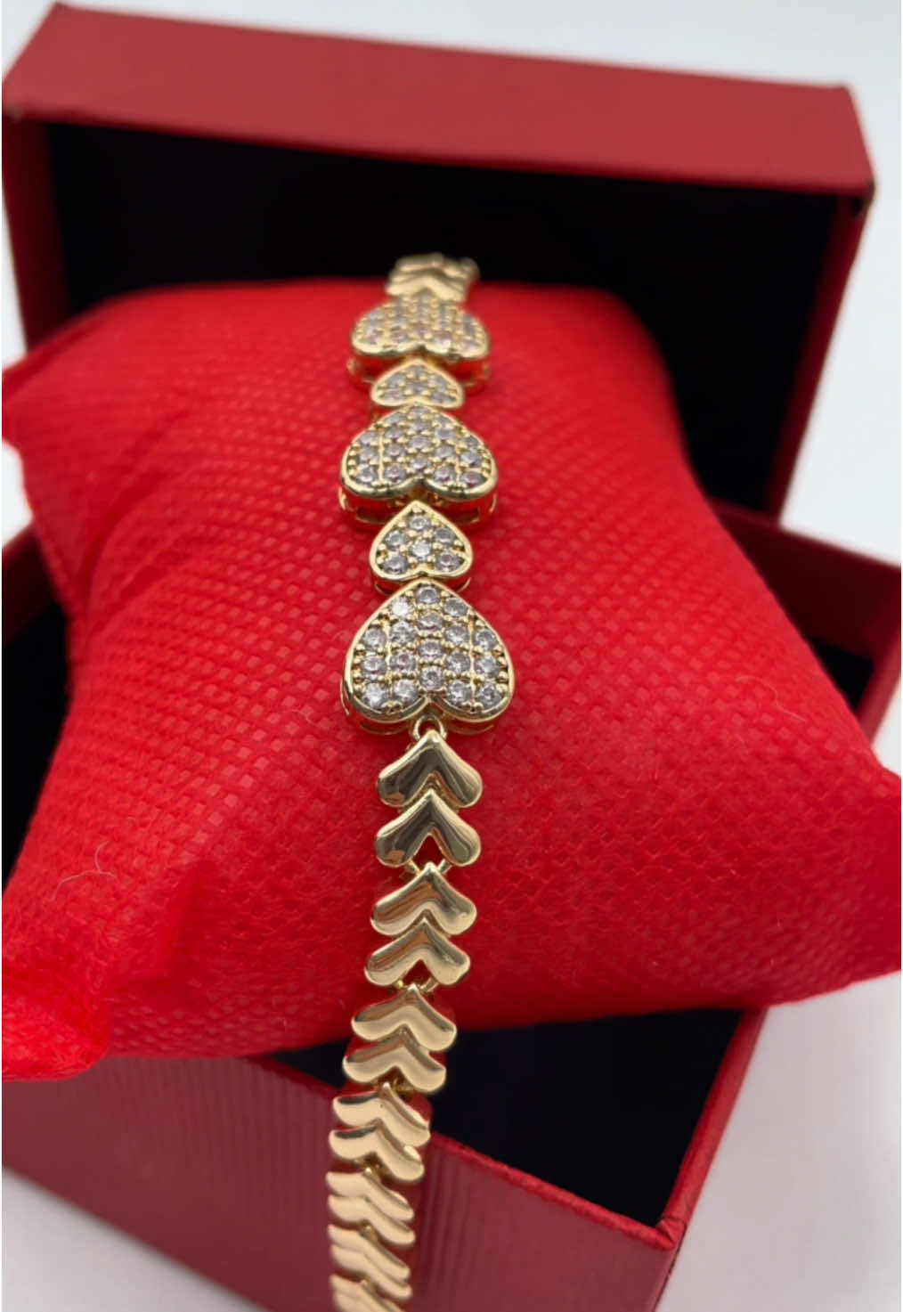 This Christmas, give your heart to someone who will keep it near and dear to them. And while you’re at it, gift them our gorgeous gold-plated heart handband as a symbol of your love. $180.00 #GoldPlated #DoBrasil #premium #giftideas #christmas2024 