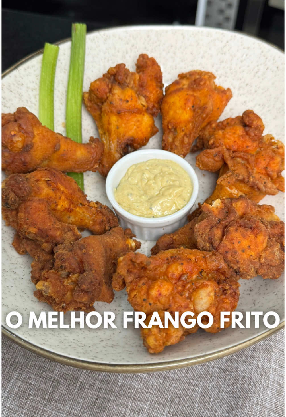 O MELHOR FRANGO FRITO 🍗 Ingredientes: Dry rub: 2 col de Lemmon Pepper 2 col de cebola em pó  2 col de páprica defumada  1 col de pimenta caiena  1 col de pimenta calabresa  6 col de sal  Não ha necessidade de usar todo tempero nessa receita. Irá sobrar e você pode usar em todo preparo com frango. Caso queira menos picante, diminuir as pimentas. #receita me#receitafacil #receitasaudavel #receitabarata #frangofrito 