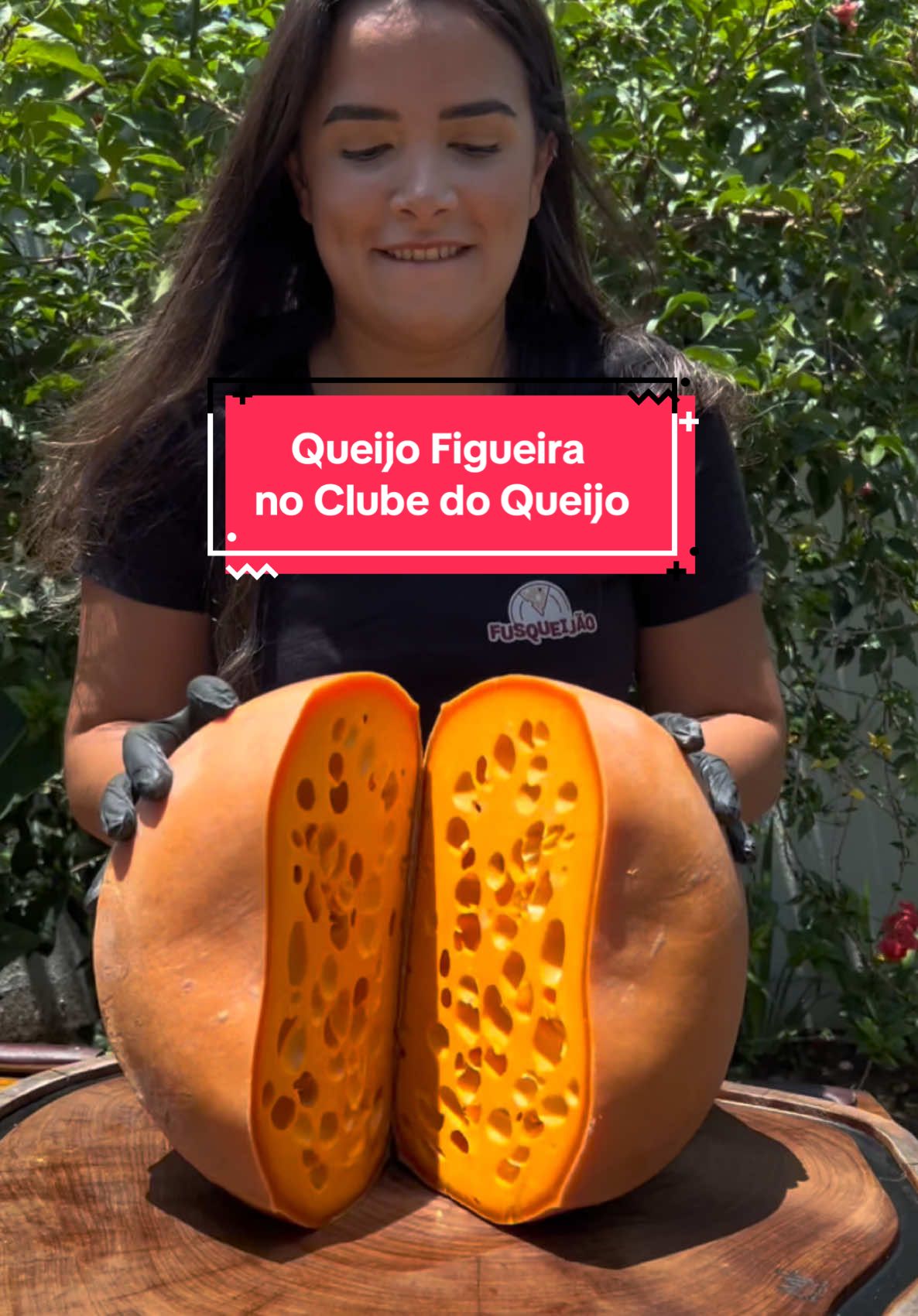 O queridinho do #Fusqueijão está de volta! 🧀✨ O Queijo Figueira já garantiu lugar no Clube do Queijo de Dezembro. 💛 🌟 Por que assinar agora? 1️⃣ Entrega antes do Natal 🎄 (assinando até dia 15). 2️⃣ Ideal pra uma ceia inesquecível 🍷 ou uma mesa de frios de dar água na boca! 3️⃣ Um presente perfeito pra surpreender quem você ama. 🎁 🎁 Este mês, o Clube conta com 7 produtos artesanais exclusivos! Garanta o Figueira e outras delícias pra deixar sua mesa ainda mais especial. 🍽️✨ 👉 Assine agora pelo link na bio e celebre com muito sabor! #QueijoArtesanal #ClubeDoQueijo #MesaDeFrios #NatalComSabor #QueijoFigueira