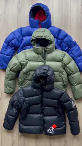Palace Pertex Opaque Blaclava Puffa У наявності та під замовлення. Доступні розміри уточнюйте в дірект📥 PERTEX QUANTUM SHELL FABRIC – легкий і міцний зовнішній матеріал, що забезпечує довговічність. 700 FILL POWER PURE WHITE DUCK DOWN – високоякісний білий качиний пух 90/10 для максимального тепла та легкості. WATER REPELLENT – матеріал, що відштовхує воду, ідеальний для будь-якої погоди. Зйомна флісова балаклава – зручна, захована у спеціальній кишені всередині капюшона. YKK VISLON блискавки та фірмові елементи Palace – висока якість і стиль в деталях. Ідеальний вибір для холодної погоди, активного відпочинку або міського стилю. Зручність, стиль і функціональність у кожній деталі. Замовляйте зараз і будьте готові до будь-якої зими! #palace #puffa #puffer 