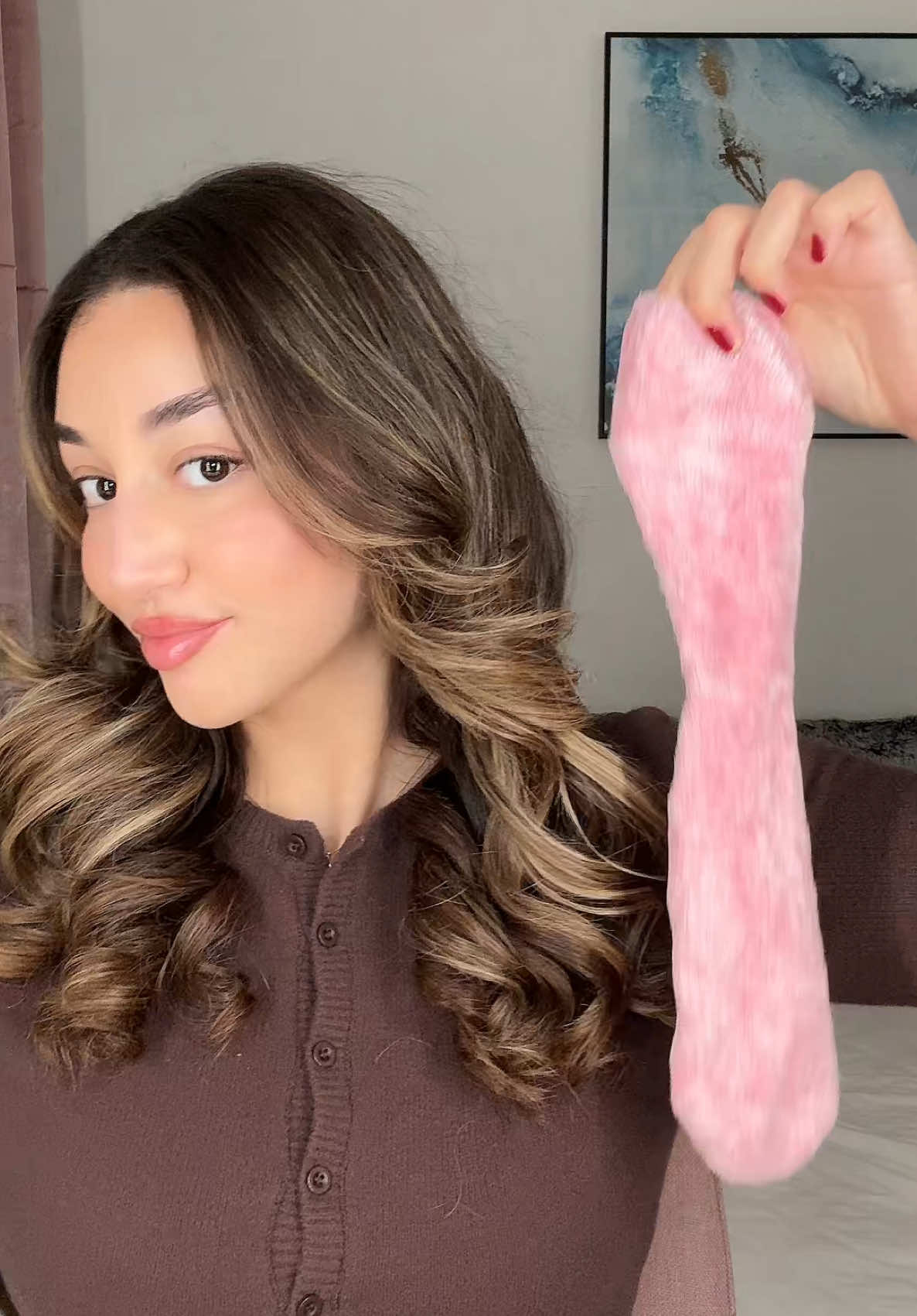 Which do you prefer? People always ask what socks should we use so I decided to do a direct comparison! Both look good to me! #heatlesscurls #sockcurls #hairtips 