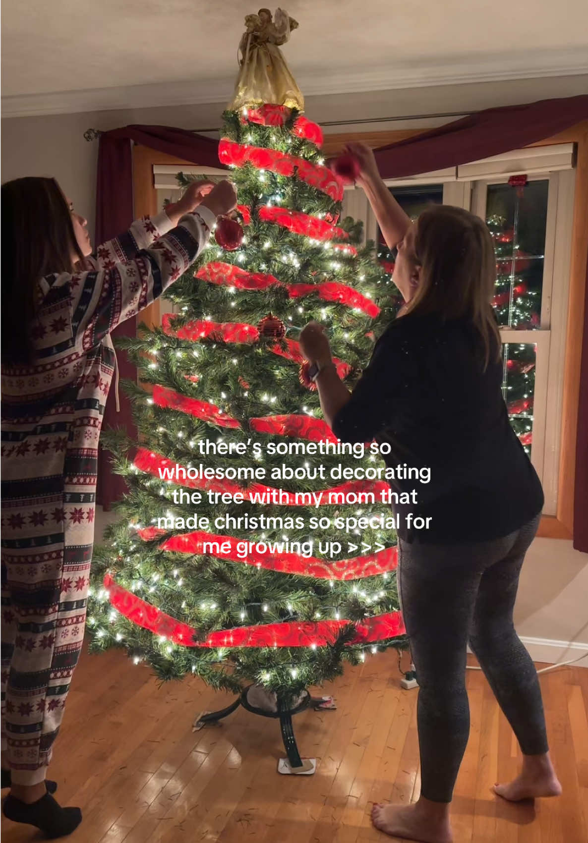 one of my favorite traditions❤️ #christmas #christmastree #chirstmastreedecorating #christmasdecor #holidayseason #christmasseason #momanddaughter 