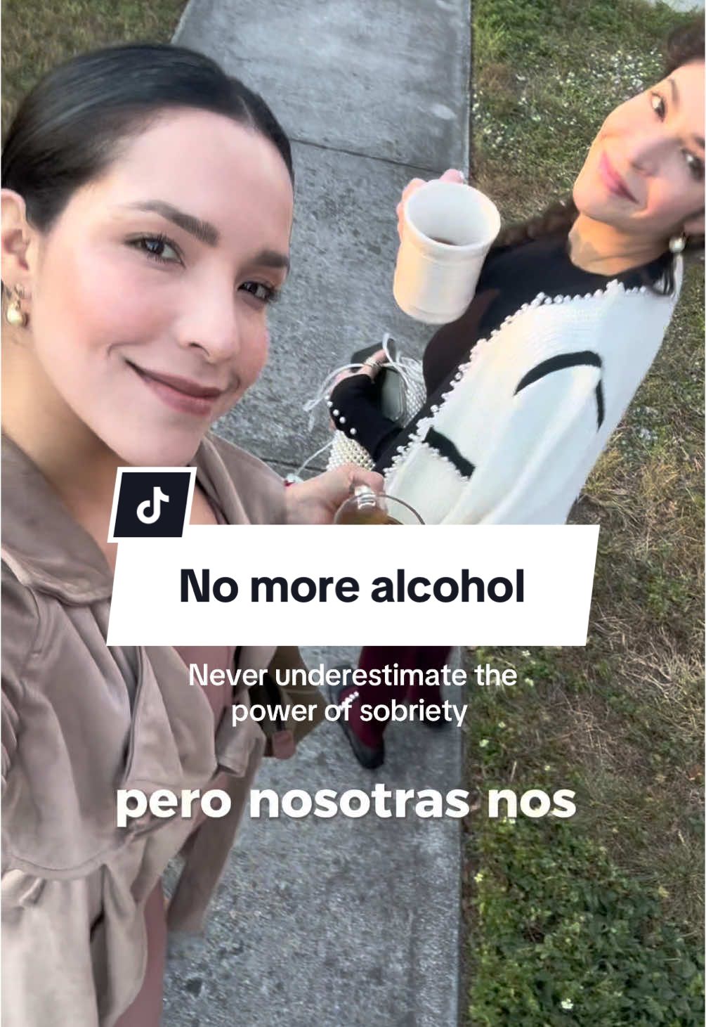 Dos señoras conscientes, tomando decisiones con intención y muy divertidas 🤭 #sobriedad #te #teatime #soberlife #noalcohol #funny #fyp #funtimes #consciousness #parati #truestory 