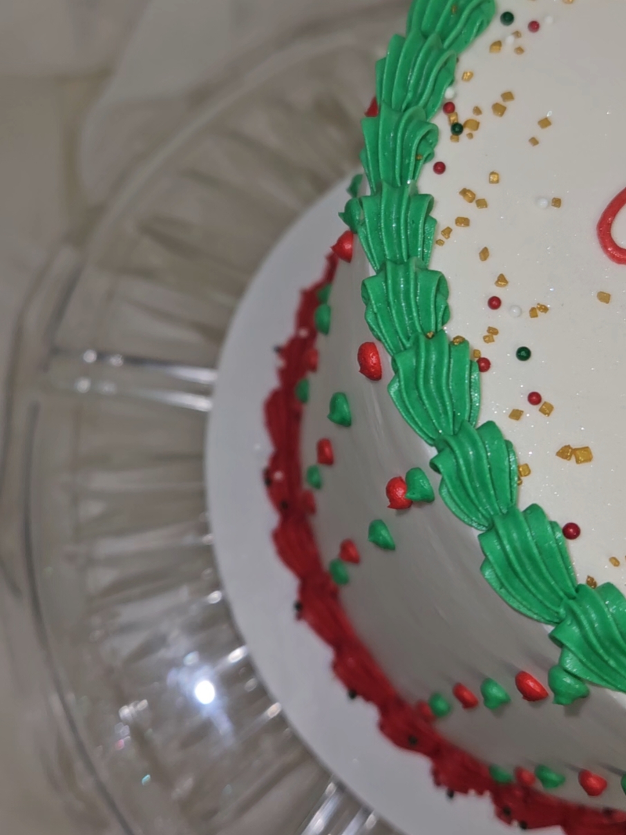 Minimalist birthday cake with Christmas inspired colors. ❤️💚❤️💚 . . . #homebaker #cakedecorating #cakeart 