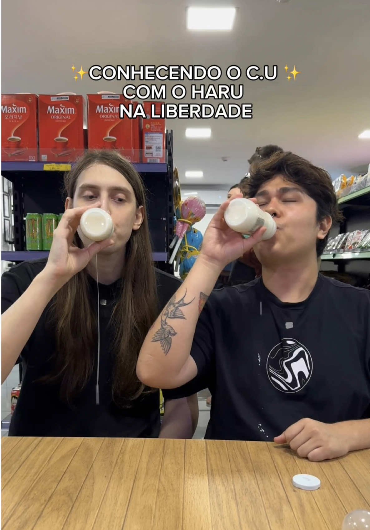 eu e o haru conhecendo um lugar muito apertadinho