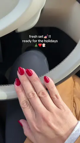 I don’t even care if they’re basic because you can never go wrong with red nails!!!! Now I’m ready for the holiday szn 😍🎄🎅🏻💅🏼😌