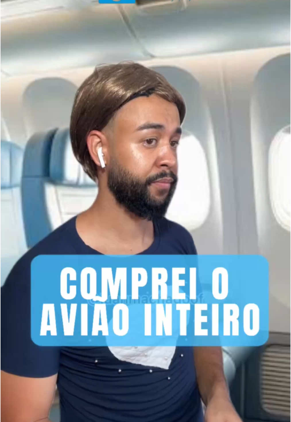 A Rica e a melhor da janela do avião.  . . . . . . #humor #zueira #rico #pobre #aviao #viagem 