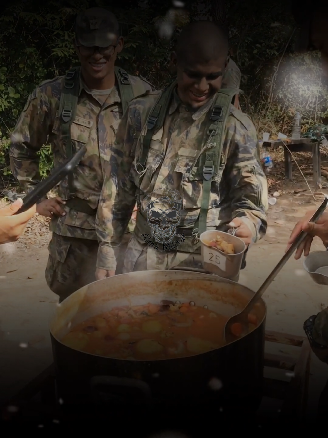 O famosos Sopão do campo de concentração do recruta 😋 . . . Créditos: @CB MAGNETO  #fab #exercitobrasileiro🇧🇷 #militar #militares #soldado #recruta #campo #infantaria #pqd #paraquedista #caatinga #sertao #sopa #viralvideos #3milion #fypageシ 