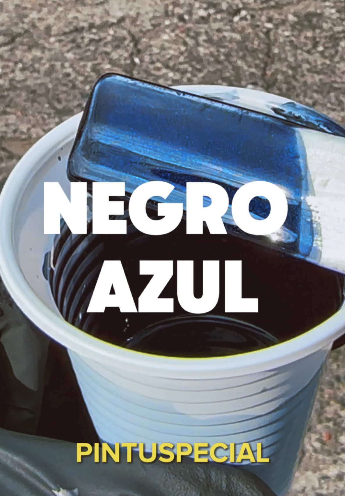 EL NEGRO AZUL! DE TANTO QUE NOS LO SOLICITARON NUESTRO SEGUIDORES. PINTUSPECIAL LES DISEÑÓ EL COLOR MAS VANGUARDISTA HASTA EL MOMENTO! Este es el negro azul un tono único de Pintuspecial, que contiene un toque sobrio, elegante, clásico y sobre todo vanguardista. Es un color que fácilmente puede pegar en cualquier vehículo y pasar como un vehículo del año. Les recuerdo que es un color que no tiene tanto poder cubriente al ser especial. Es por eso que se pinta sobre base poliéster negra. Tenemos envíos a todo el país!