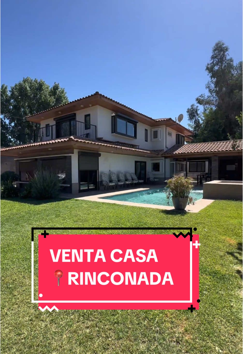 VENDE Maravillosa Casa de Dos pisos 6D 4B  📍Ubucada  en Carretera San Martín - Rinconada.  🏠Superficie Terreno: 1.000m2. Superficie Construida: 367m2.  🔸La casa cuenta con un total de 4 dormitorios y 2 baños. Con una segunda vivienda en la parte trasera con 2  dormitorios y 1 baño.  🔹PRIMER PISO:  Living comedor con pisos vitrificados y ventanales con termopanel. Cocina cerrada amoblada y equipada, cuenta isla y amplio desayunador. Tres  dormitorios con closet y un baño completo. Lavandería.  🔸SEGUNDO PISO: Sala de estar. Gimnasio cerrado. Amplio dormitorio principal con vestidor, baño en suite y terraza.  📌EXTERIORES: Segunda vivienda estilo departamento de 75m2 aprox. con dos dormitorios y un baño completo. Amplio jardín con piscina de 8x4 y jacuzzi. Quincho con mesada, agua, parrilla y horno a leña. Cobertizo, estacionamiento para 4 vehículos. Taller con baño.  🔸La casa cuenta con todas sus ventanas en termopanel. Derecho de agua. Estanque para riego. Riego automático. Dos Aires acondicionado.  ✅ VALOR: 12.000 UF  Comisión Venta 2% + IVA  📲 +56 9 7344 5347 ✉️ info@fernandezescoba.com 💻http://www.fernandezescobar.com/ FERNANDEZ ESCOBAR _ Bienes Raices _ . . .   #propiedadeschile #ventacasa #casaenventa #rinconada #corredordepropiedades #fernandezescobarbienesraices 