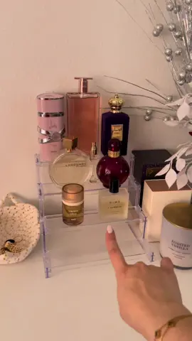 Te lo dejo aqui!! #shelf #shelfdecor #perfumeshelf #perfumetiktok #homedecor #roomdecor #tiktokshop #tiktokshopfinds #display 