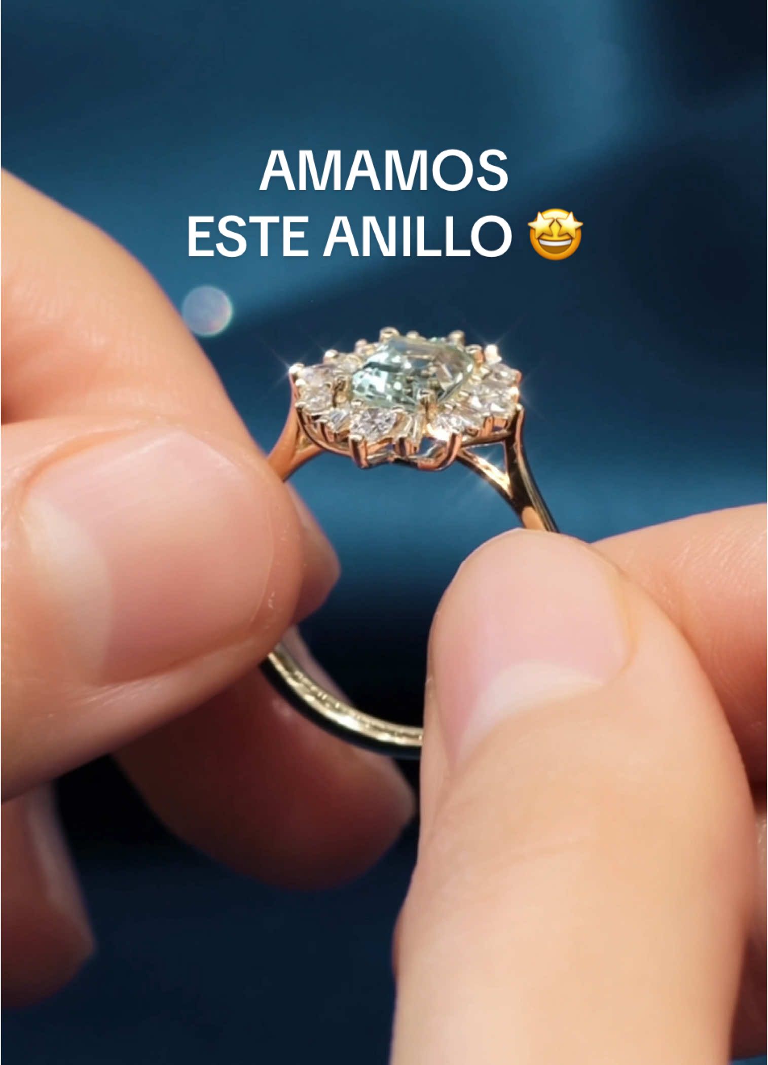 Esta es la joya más bella que verás hoy 🤩 ¿Puedes adivinar cuál es la piedra central? 💎  ____ #MariaSalinasMx #JoyeriaDeAutor