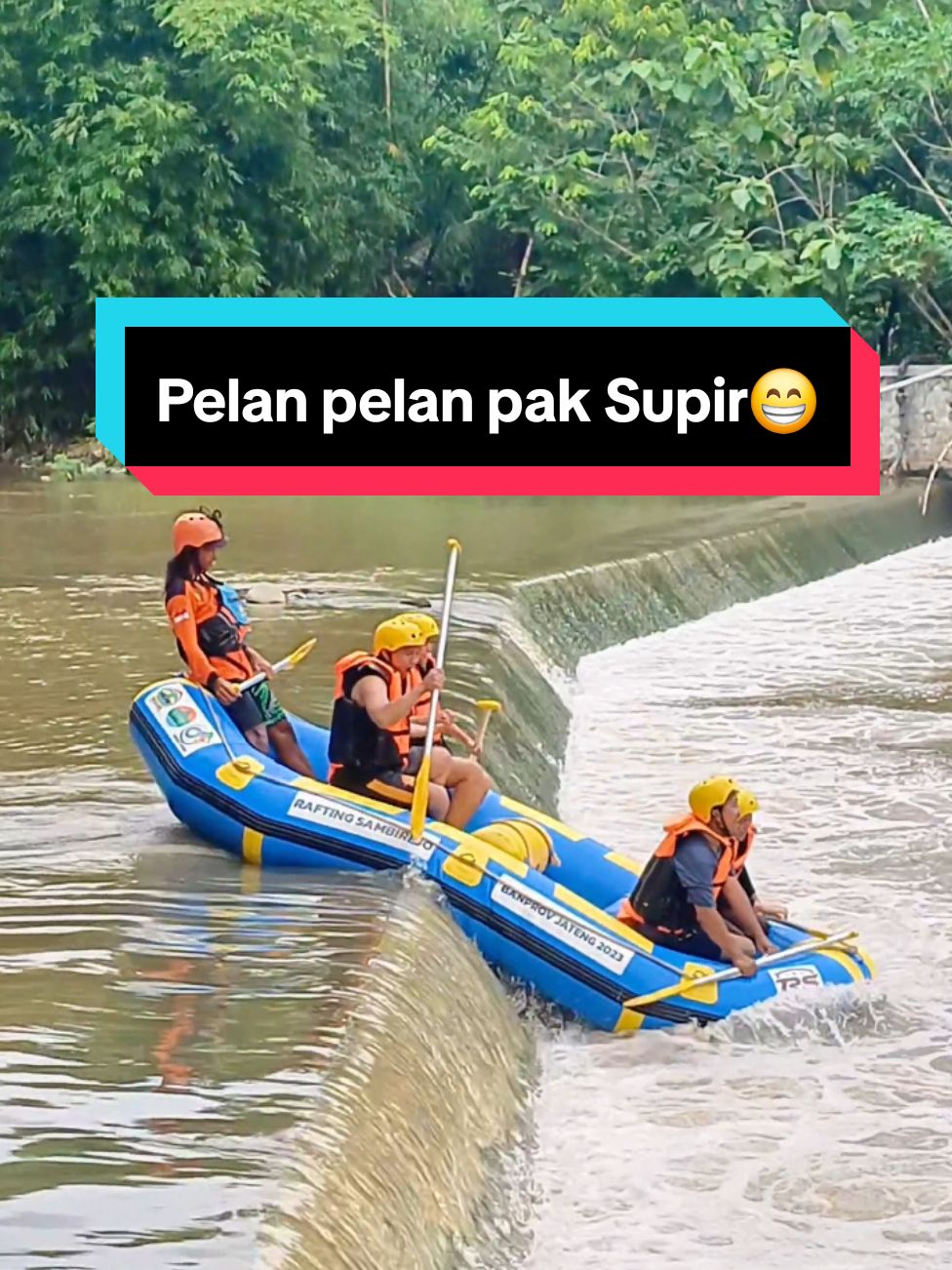 Pelan pelan pak supir😂 Rafting Sambirejo 30 Menit dari salatiga dan Ungaran WA 0857-4150-5551  #raftingsambirejo #wisatarafting #rafting #raftingsemarang 