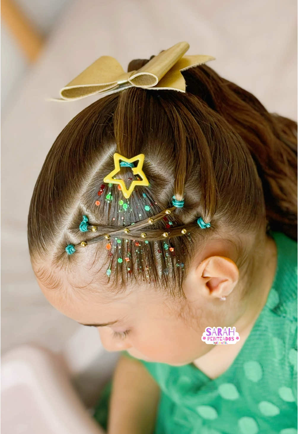 🎄Penteado Natalino🎄 Salva para fazer no Natal também 🎁 . . . #penteadoinfantil #penteadosfaceis #penteadosimples #penteadonatal 