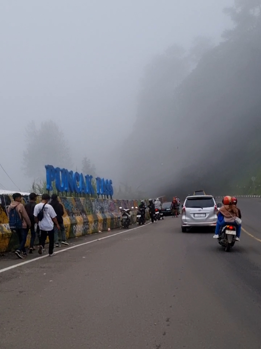 Kabut.... #bogor #cianjur #puncak #kabut #pagi #jalan #fyp #fypシ #fyppppppppppppppppppppppp #tiktok #storytime #storyjalanan #sebatasperjalananpribadi 