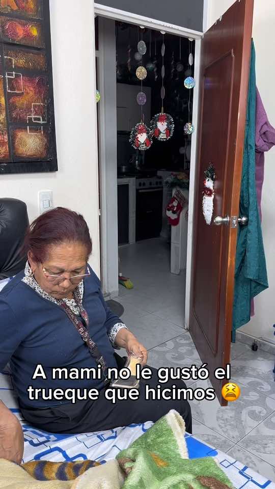 A mami no le gusto el trueque que hicimos 😩 #venezuela #antes #venezolanosenelmundo #dinero #viral_video #chiste #comedia #humor #nosotrossomos #marcoymiguelvivas  @Mamademarcoymiguelvivas  @Marco Antonio Vivas 