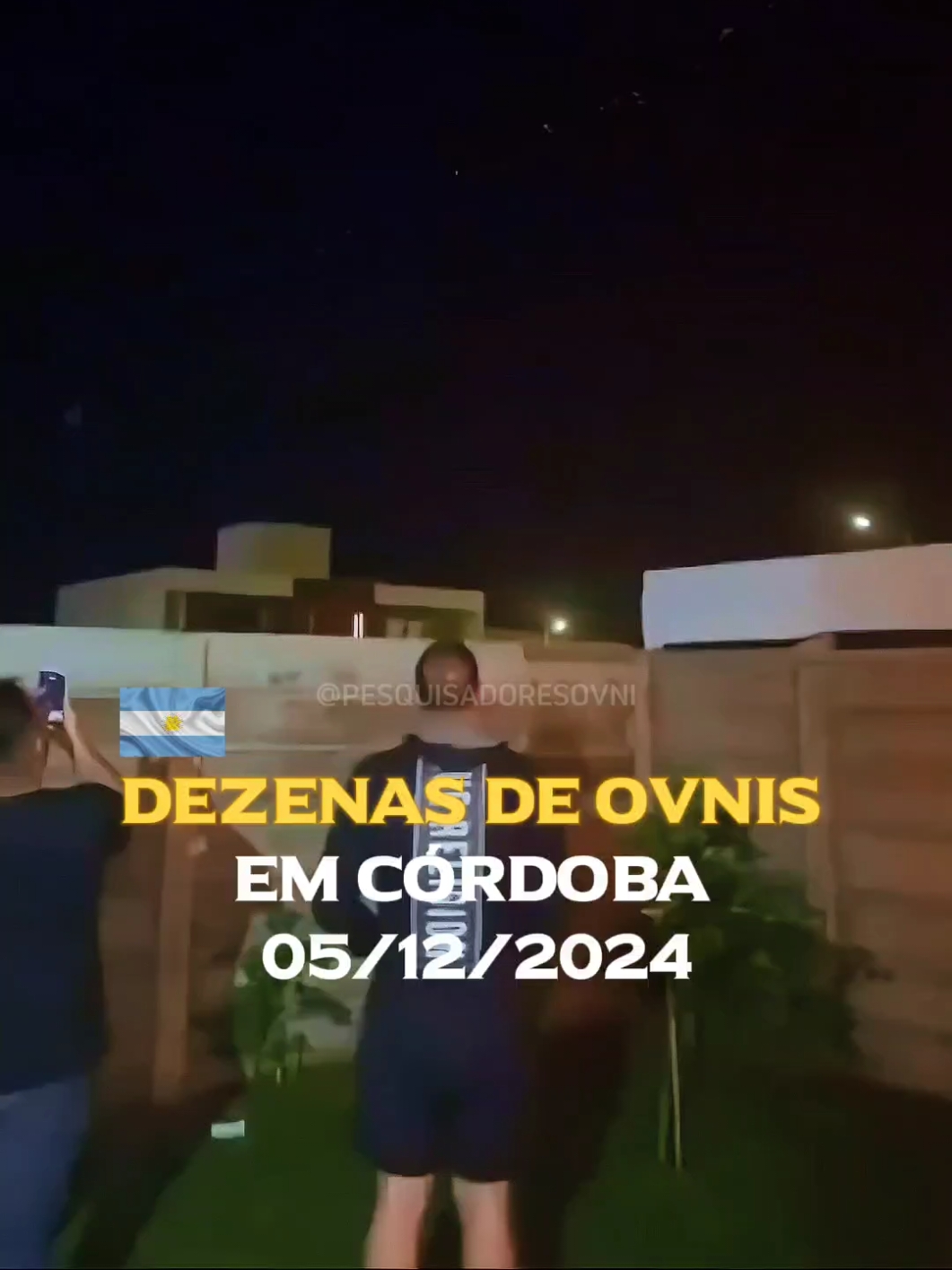 🚨💥OVNIS  EM CÓRDOBA: UM FENÔMENO GLOBAL SEM EXPLICAÇÃO No dia 05/12/2024, moradores de Córdoba, Argentina, registraram luzes misteriosas sobrevoando o céu.  Ao contrário dos satélites Starlink, que seguem em linha reta com brilho constante, essas luzes se moviam de forma aleatória e exibiam multicores vibrantes, intrigando os observadores. Esses fenômenos não são inéditos. Luzes semelhantes já foram avistadas no Brasil em 2017 e 2020 na Parada Inglesa, zona norte de São Paulo, e nos aeroportos internacionais de Guarulhos (SP) e Campo Grande (MS) em 2023 ( registros está na página). Relatos recentes também destacam aparições frequentes nos Estados Unidos e Reino Unido. Autoridades americanas, como o Pentágono, declararam que não têm conhecimento sobre a origem dessas luzes, classificando algumas delas como 