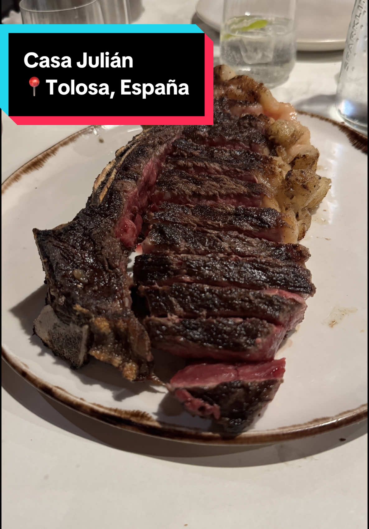 Casa Julián, Tolosa, España. 🇪🇸🥩La mejor experiencia carnívora de mi vida, al chile no se como voy a superar esto.  Desde el lugar, el servicio, la carne, las entradas, es algo que nunca había vivido. Decir que fue el mejor steak que me comí en el viaje es poco, es de los mejores, si no es que el mejor de mi vida y sigo soñando con esto. Me arruinó para todos los txuletones que probé en España después de aquí. Hay una sucursal en Madrid pero por lo que he escuchado no es ni cerca de ser lo que es el de Tolosa, que es el original, sin duda mi Top 1 del viaje. #carne #steak #tolosa #casajulian #espana #foodreviews #comida #food #FoodTok #Foodie #restaurante #tortilla #barcelona #sevilla #valencia #sansebastian #spain #marbella #galicia #zaragoza #bilbao #alicante #santander #alicante #oviedo 