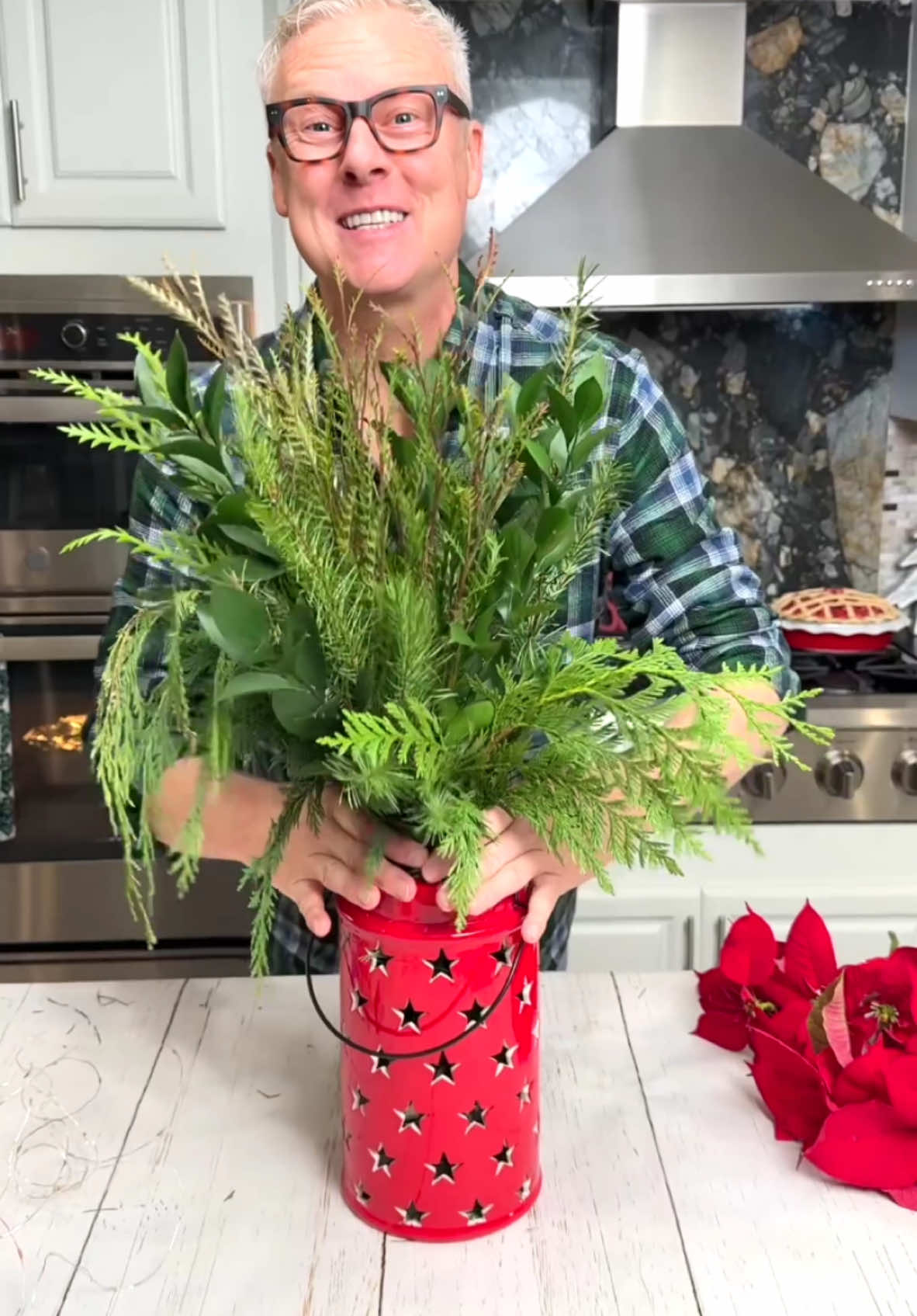 The most beautiful Candy Cane Roses I’ve ever seen  #roses #christmas #tabledecor #holidaydecor #flowers #flowerarrangement 