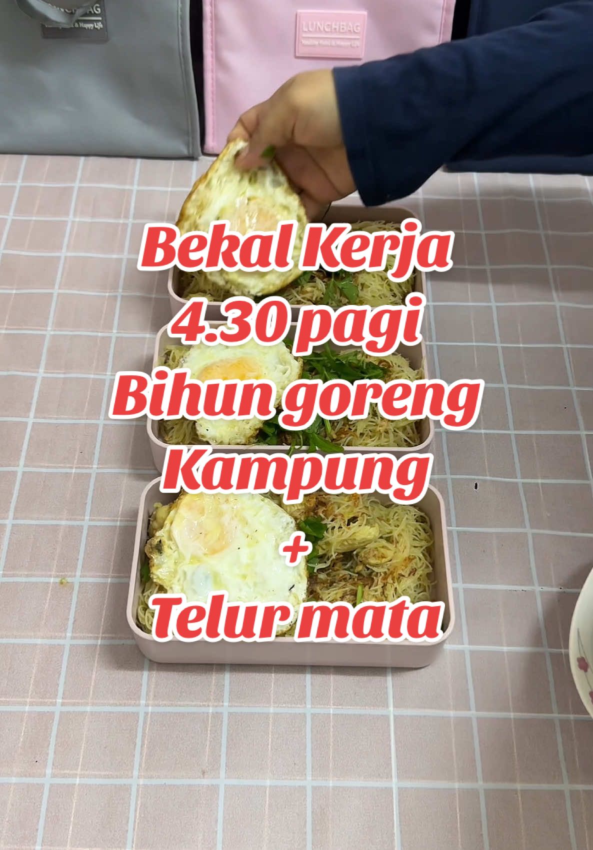 Resipi bihun goreng Rendam bihun semalaman -blend atau chop bawnag merah putih dgn cili api hijau. -tumis smpai pecah minyak.masuukan protien.mami guna isi ayam je -masukkan sayur keras mcm carrot, -letak garam gula perasa ikut korang la. -nak pecah telo okk xnk pun xpa.. -masukkam bihun.air jgn masuk dlu.gaul dlu..lpas tu kalau keras lg baru masuk sesikit. -masuukan sayur daun.bihun jgn letak air bnyk nnti lembik x sedap -settle #mamibekal #begbekal #bekalkerja #bekalsuamiharini #bekalapahariini #resipimudah #resipitiktok #CapCut 