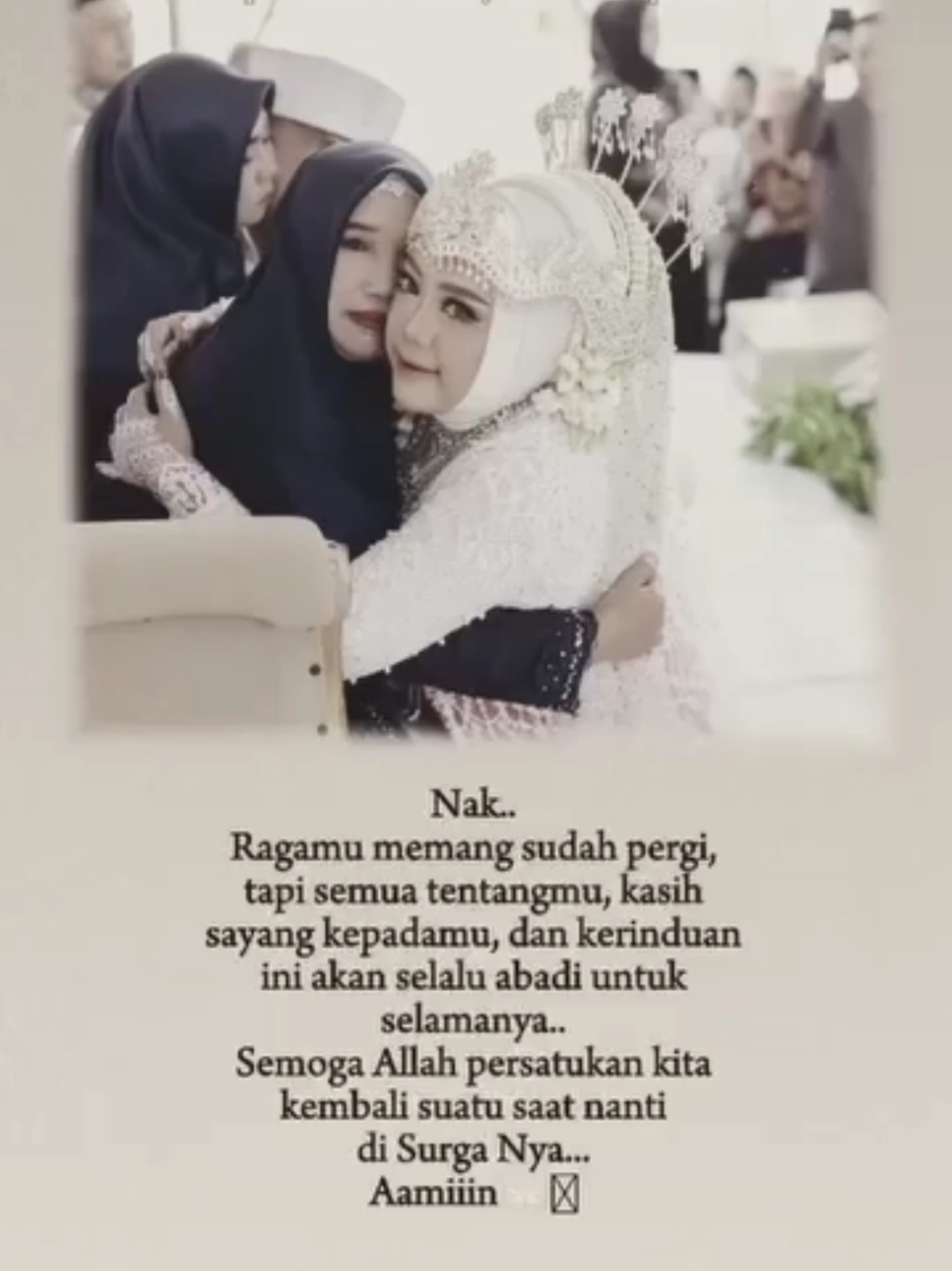 Yg lagi viral, pengantin meninggal ketika hari H menikah😢 INNALILLAHI WAINNAILAIHI ROJI’UN Kabar duka datang dari Pekon Air Naningan, Kabupaten Tanggamus, Lampung. Seorang pengantin wanita, Rika Amiyana binti H. Paiman, meninggal dunia sesaat setelah ijab kabul pada prosesi pernikahannya. Peristiwa ini mengubah suasana bahagia menjadi duka mendalam bagi keluarga dan kerabat. Rika, yang baru saja resmi menikah, wafat pada Kamis, 5 Desember 2024, sekitar pukul 10.00 WIB. Berita ini mengejutkan banyak orang dan memicu berbagai ucapan belasungkawa yang tersebar luas di media sosial. Keluarga, khususnya suami Rika, Paiman, merasakan kehilangan yang mendalam. Mereka memohon doa agar almarhumah diampuni segala dosa dan amal ibadahnya diterima oleh Allah SWT. Kejadian ini mengingatkan kita bahwa hidup dan maut adalah takdir yang telah digariskan. Semoga almarhumah diberikan tempat terbaik di sisi-Nya, dan keluarga yang ditinggalkan diberikan ketabahan. Masyarakat turut berduka dan mendoakan yang terbaik untuk Rika Amiyana. Semoga kita semua senantiasa mempersiapkan diri menghadapi takdir Ilahi. #airnaningan #pengantinviral #pengantinmeninggal