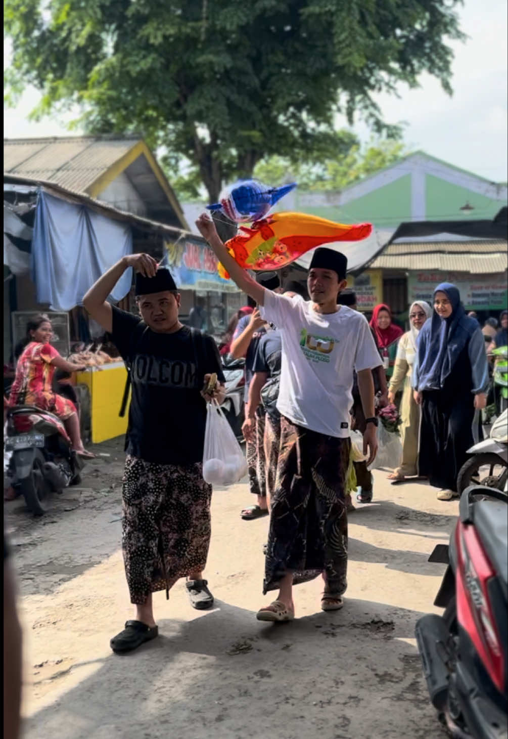 Jalan-jalan pagi ke pasar srengat, niat awal belanja buah untuk di buat rujak, nyampek pasar belanja segala galanya yang di tawari oleh para pedagang