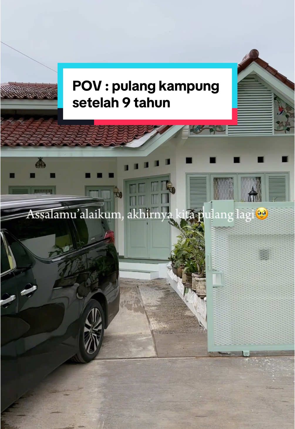 Akhirnya pulang kampung lagiii, terakhir kesini taun 2015, kangen bgt lohh🥹🥹 Btw ini rumah nenekku yaa, bukan rumah ortuku. Tempatnya di Bumiayu, Jawa Tengah. Bener2 kota kecil, mall ga ada, bioskop ga ada. Dulu waktu kecil tiap lebaran pasti kesini, aku sm nenekku deket bgtt, suka pulang kampung berdua aja naik kereta klo lg libur sekolah. Tapi nenekku skrg udah ga ada, rencananya rumah ini akan disewain di Airbnb. Bismillah rencana duluuu hehehe #bumiayu #bumiayustory