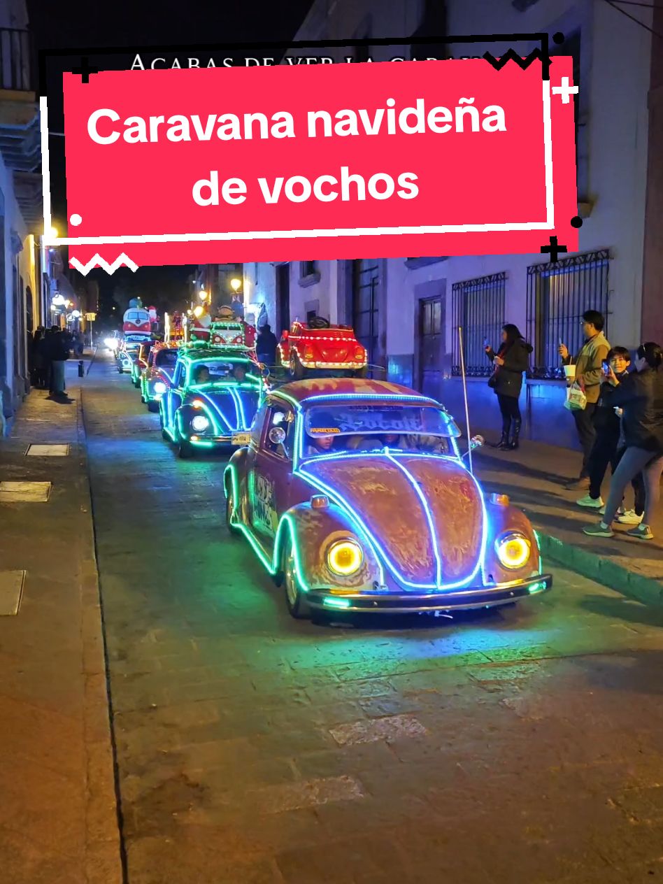 ¿Ya vieron la caravana navideña de vochos? Suelen darse la vuelta por el centro los fines de semana por la noche 🚗🎄 #navidad #Queretaro #Qrotravel #Adornosnavideños #elqronauta #vochos #caravana #foryou #viral