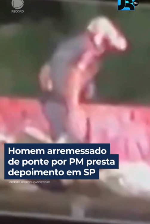 Marcelo Barbosa do Amaral, de 25 anos, prestou depoimento em uma delegacia na zona sul de São Paulo após ser arremessado de uma ponte por um policial militar. Ele relatou que recebeu golpes de cassetete e foi ameaçado pelo PM. O policial Luan Felipe Alves Pereira foi preso preventivamente após o incidente. A defesa do PM afirmou que ainda não teve acesso à decisão judicial relacionada ao caso. 👉 Veja essa e outras notícias em R7.com/JornalDaRecord #JornalDaRecord #JR24H