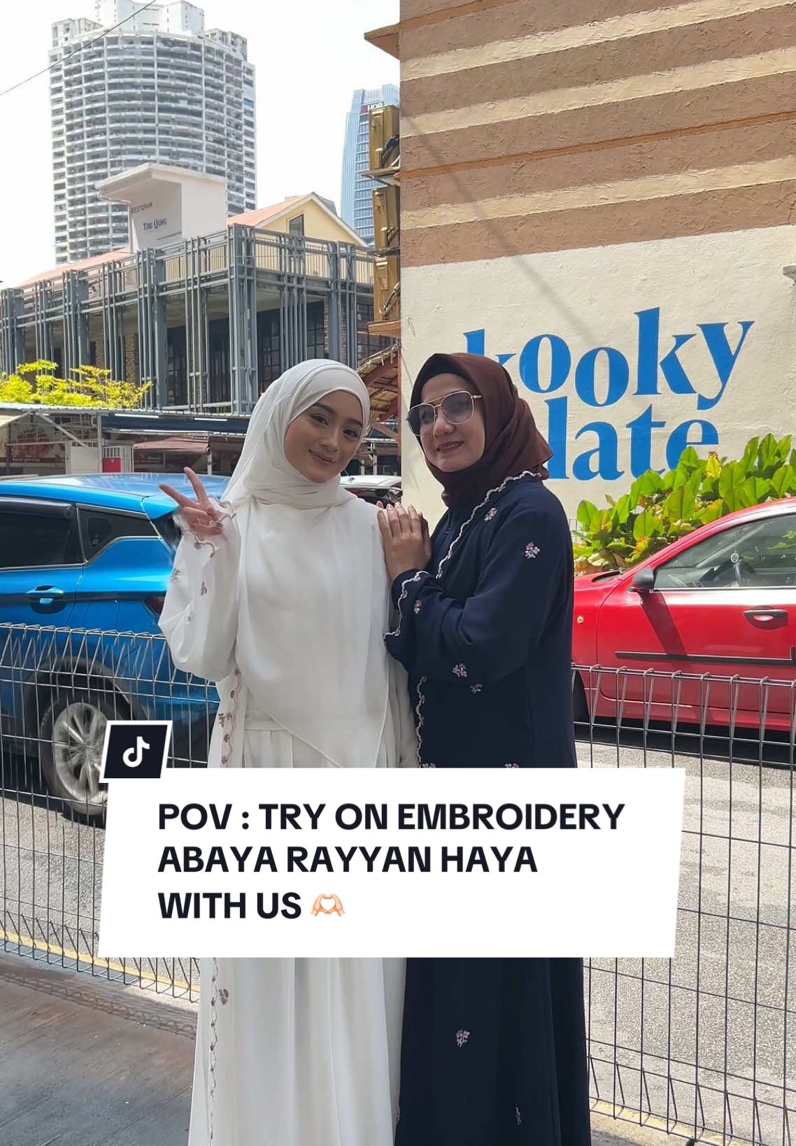 We bumped into lovely Indonesian ladies and asked her to try on our new release Lace Kurung & Her reaction were so heartwarming 🩷🫶🏻✨ Suka Bangettt ❤️ #abaya #jubah #abayaumrah #abayasulam #jubahsulam #socialexperiment #tryon #abayas #muslim #muslimah