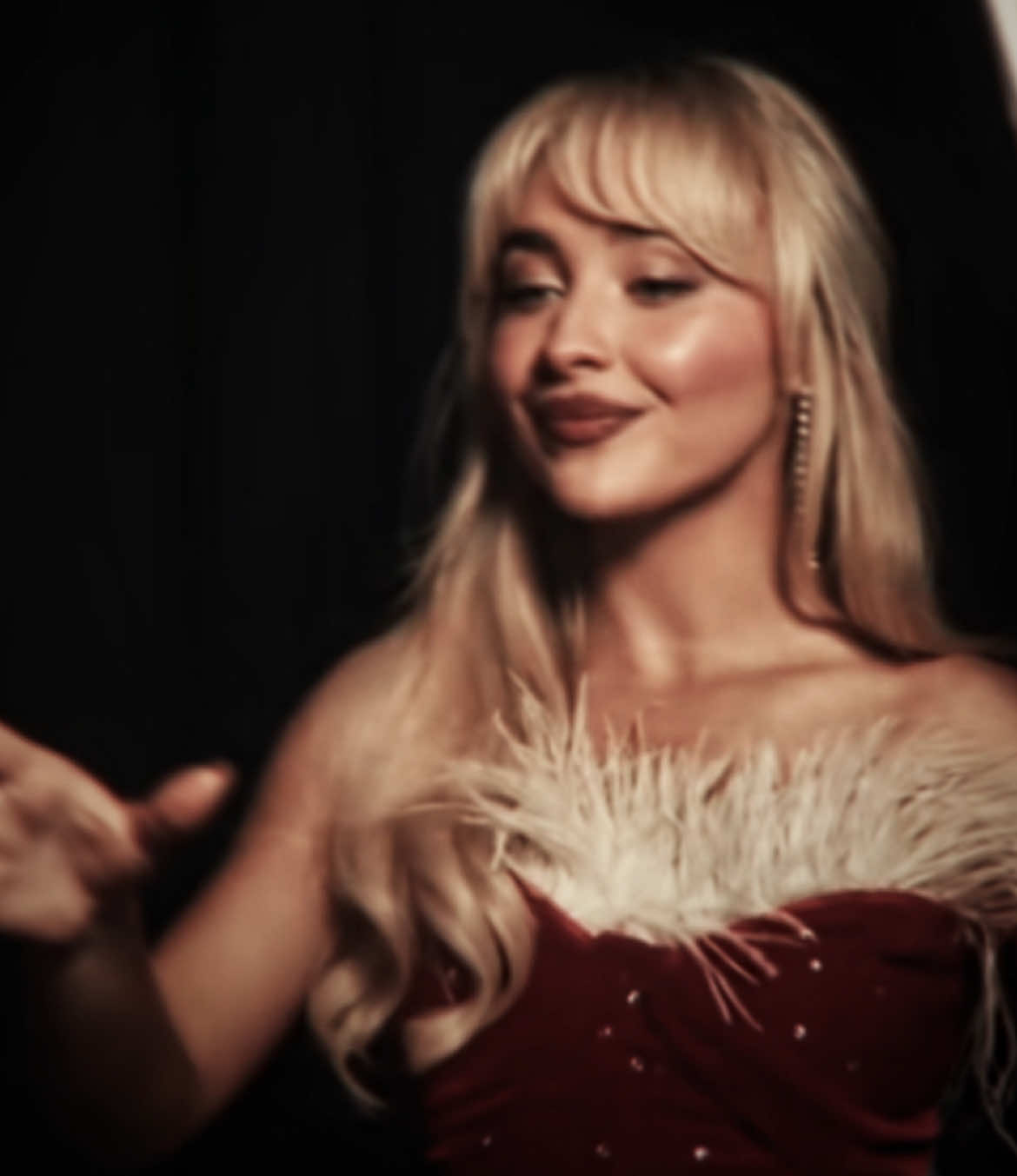 a nonsense christmas out on netflix now!! #fyp #foryoupage #sabrinacarpenter #sabrinacarpenteredit #sabrina #edit #aftereffectsedits #aftereffects #viral #blowthisup 